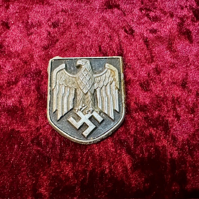 Ref: XXX - WW2 German Afrikorp Pith Helmet Badge.